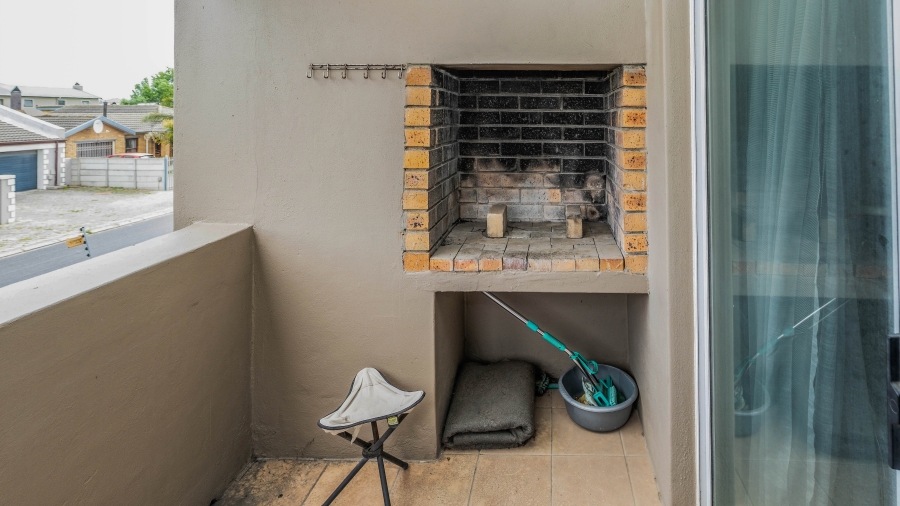 2 Bedroom Property for Sale in Uitzicht Western Cape